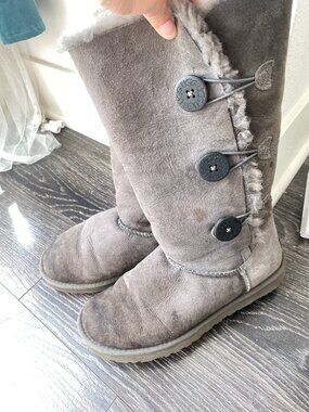 Ugg Australia Tall shearling boots grey with buckles
